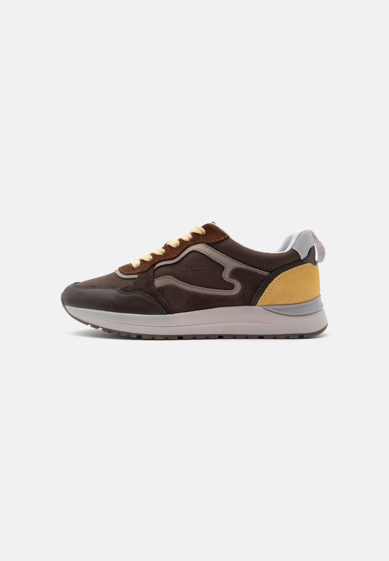 Baskets marron et jaune pour homme avec lacets beige, dessus en mesh et cuir, et semelle en caoutchouc grise, présentées de profil sur fond blanc.