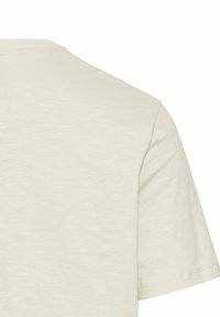 Kurzärmliges, hellbeiges T-Shirt aus weichem Stoff, mit einem schlichten Design, Rundhalsausschnitt und glatter Textur.