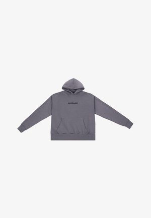 Grijze hoodie met een kangoeroezak, ribgebreide manchetten en zoom, verstelbare kap en geborduurde tekst op de borst. Zacht katoen.