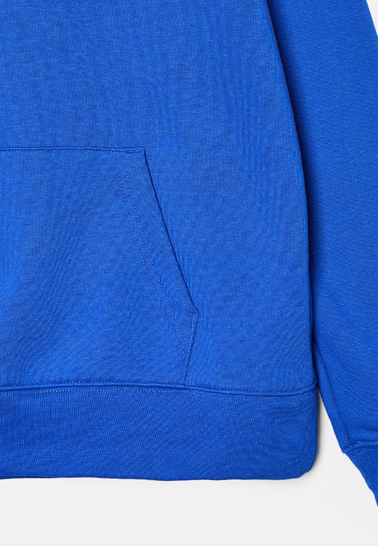 Sudadera azul con un bolsillo frontal tipo canguro, dobladillo acanalado y parte de una manga larga sobre un fondo blanco.