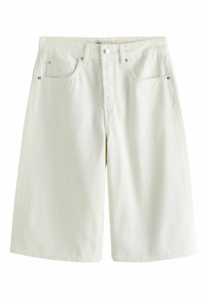 Hvide knælange denimshorts med forlommer, bæltestropper og knaplukning.