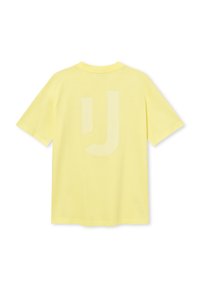 Koszulka z krótkim rękawem w kolorze żółtym, wykonana z bawełny, z dużym, jasnym logo na plecach. Prosty design z okrągłym dekoltem.