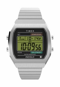 Reloj digital con una correa de acero inoxidable plateada, esfera rectangular negra, display de fondo iluminado en verde, botones en el lateral e incluye la función de resistencia al agua.