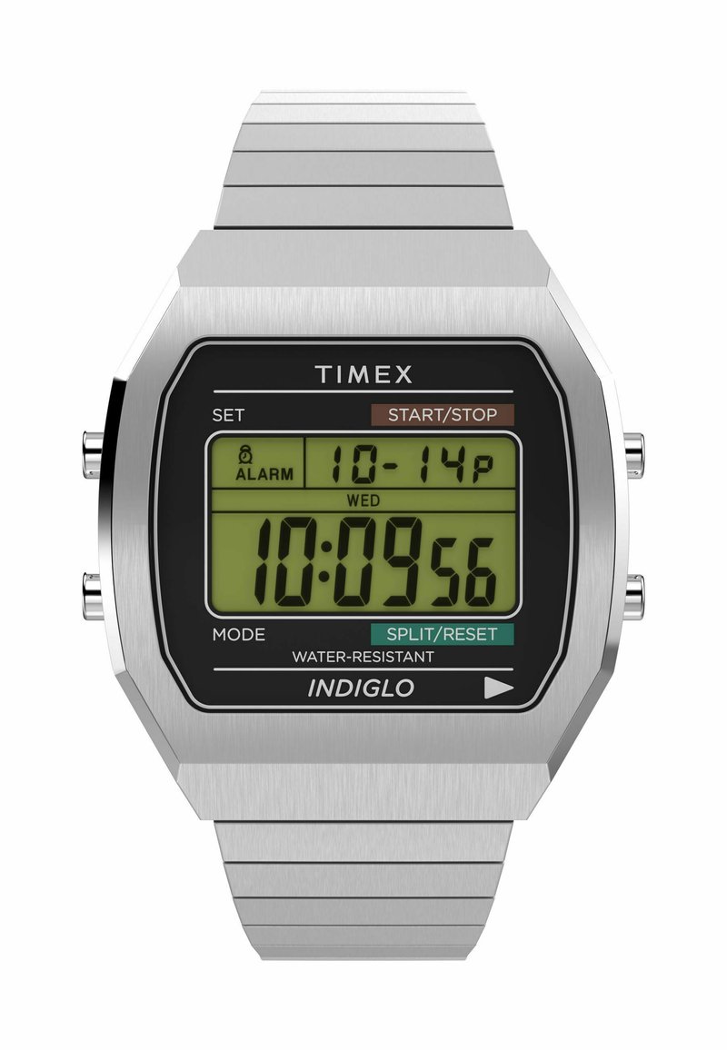 Reloj digital con una correa de acero inoxidable plateada, esfera rectangular negra, display de fondo iluminado en verde, botones en el lateral e incluye la función de resistencia al agua.