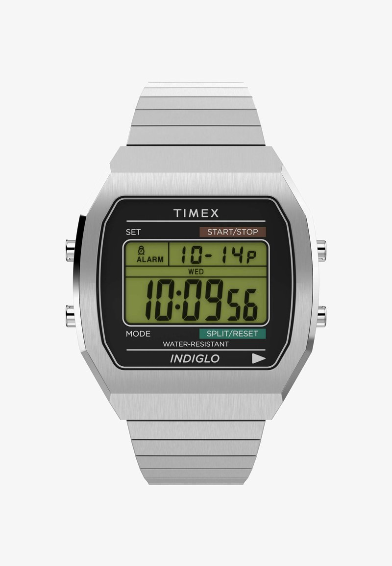 Digitális óra ezüst színű rozsdamentes acél szíjjal, fekete téglalap alakú kijelzővel, zöld háttérvilágítással, oldalsó gombokkal, és vízálló funkcióval rendelkezik.