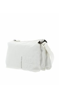 Weiße Schultertasche aus strukturiertem Material mit Reißverschluss und verstellbarem Riemen. Auffälliges Logo seitlich aufgedruckt.