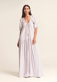 Ribadest valmistatud maksikleit, millel on sügav kaelus, kogutud lühikesed varrukad ja kihiline seelik, mis loob voolava silueti.