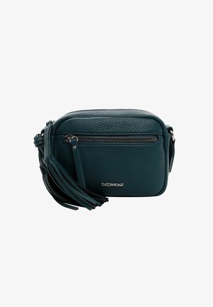 Tannengrüne Leder-Umhängetasche mit strukturiertem Finish, Reißverschluss-Vordertasche und Quaste. Mit einem silbernen Logo-Detail auf der Front.