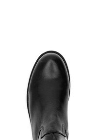Zapato de cuero negro con una textura suave, punta redondeada y sutiles detalles de costura en los lados. La suela parece durable y ligeramente elevada.