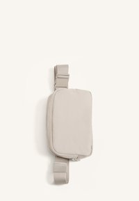 Borsa a tracolla rettangolare beige con texture liscia, cinturino laterale con fibbia e chiusura con zip. Design minimalista senza motivi aggiuntivi.