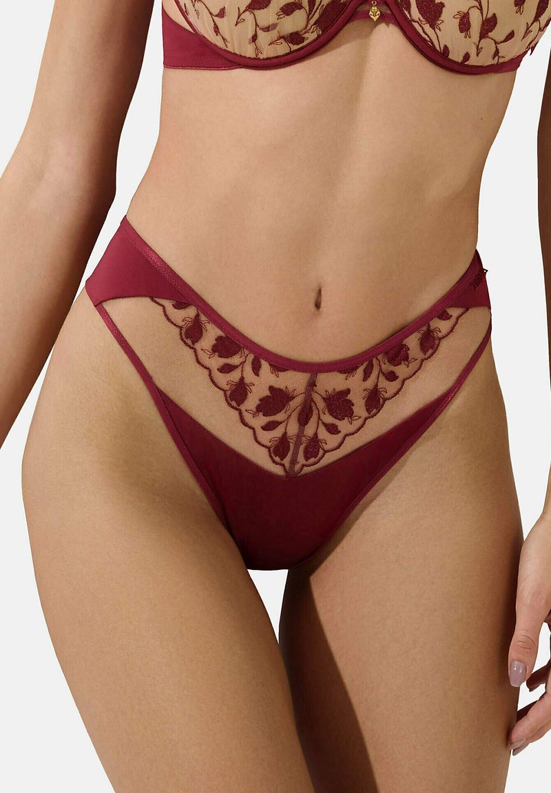 Bordeaux kant lingerie met bloemengestikte details, doorzichtige meshpanelen en een hoge snit met gegolfde randen. Soepele stoftextuur.
