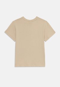Beige t-skjorte med korte ermer og rund hals, laget av et glatt og mykt materiale. Enkel design, uten mønstre eller grafikk.