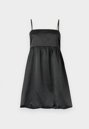 Musta satiinimekko ohuilla olkaimilla, vartalonmyötäisellä yläosalla ja löysällä, kerätyllä helmalla. Sileä pinta ja minimalistinen muotoilu.