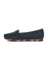 Granatowe zamszowe mokasyny slip-on z przeszyciami, okrągłym noskiem i elastyczną szaro-czerwoną podeszwą.