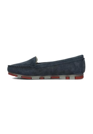 Granatowe zamszowe mokasyny slip-on z przeszyciami, okrągłym noskiem i elastyczną szaro-czerwoną podeszwą.