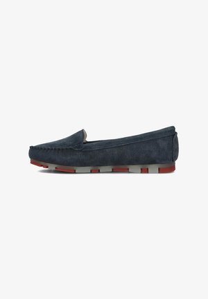 Granatowe zamszowe mokasyny slip-on z przeszyciami, okrągłym noskiem i elastyczną szaro-czerwoną podeszwą.