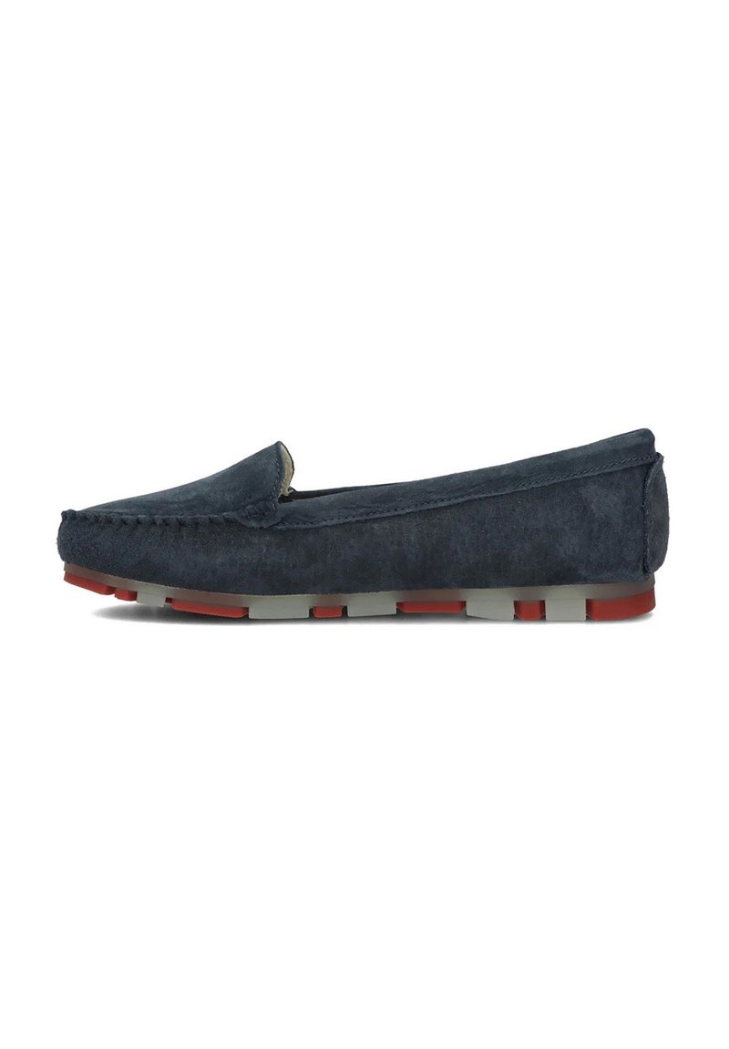 Granatowe zamszowe mokasyny slip-on z przeszyciami, okrągłym noskiem i elastyczną szaro-czerwoną podeszwą.