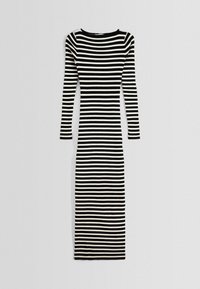 Abito a righe bianche e nere, a maniche lunghe, in tessuto a coste, con scollatura rotonda e silhouette aderente, di lunghezza al ginocchio e texture liscia.