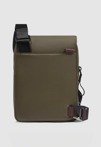 Borsa a tracolla verde oliva con una texture liscia, caratterizzata da una chiusura roll-top, tracolla regolabile e dettaglio con fibbia metallica.