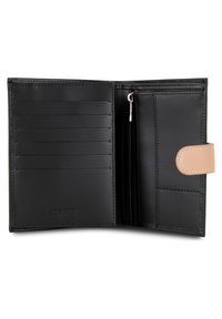 Portafoglio in pelle nera con sei scomparti per carte, un vano con zip e una chiusura a bottone beige. Texture liscia e design minimalista.