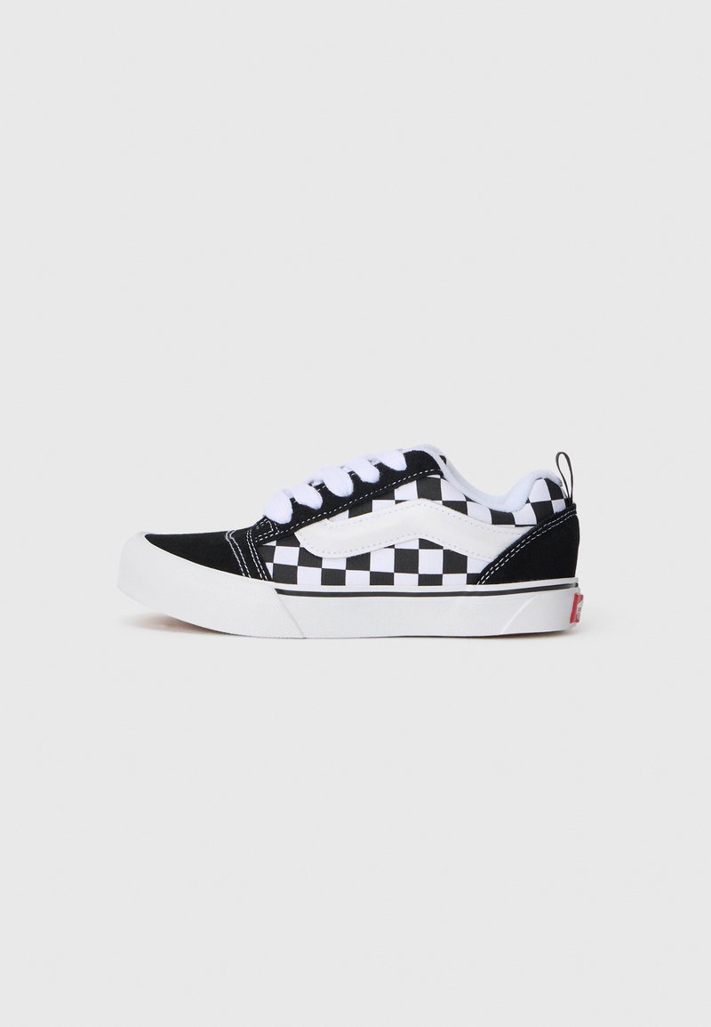 Svart og hvitt rutete lerret sneakers med hvite snører, polstret krage og hvit gummisåle. Fremtredende Vans-logo detalj på hælen.