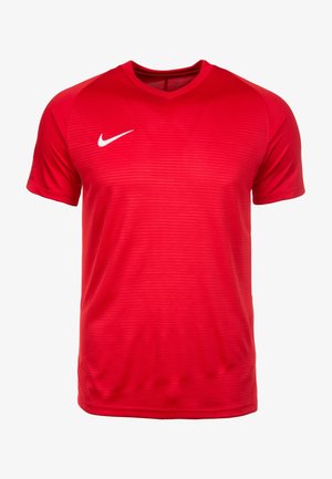 Czerwona sportowa koszulka z krótkim rękawem, z delikatnymi poziomymi paskami i białym logo Nike swoosh po prawej stronie piersi.
