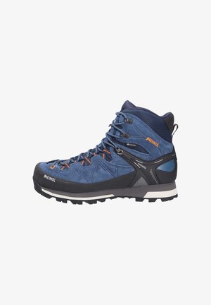 Botte de randonnée imperméable bleue en suède et matériaux synthétiques, avec une tige haute, un embout en caoutchouc noir, des accents orange et une semelle robuste.
