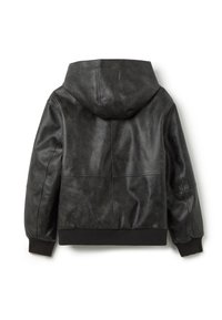 Chaqueta de cuero negro con capucha, con una textura suave, puños y dobladillo acanalados, y detalles de costura en la parte posterior.