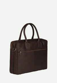 Maletín de cuero marrón con dos asas superiores, compartimento principal con cierre, bolsillo frontal y textura suave. Presenta acentos de costura.