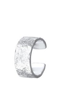 Bracelet en cuir argenté avec une surface texturée, un design ouvert et des bords lisses. Le métal a une finition mate avec un léger éclat.