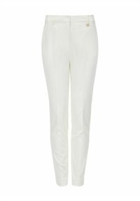 Białe, dopasowane spodnie o gładkiej fakturze, z haczykami na pasek i małym metalowym logo blisko talii.