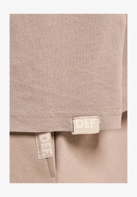 Unselected, brown washed