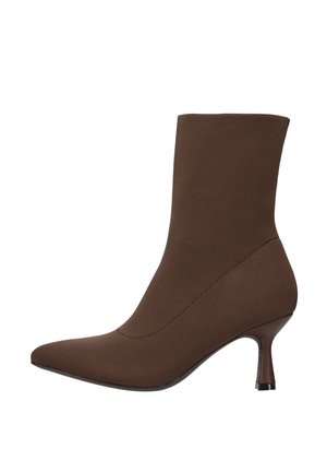 Bruine stoffen enkellaars met een puntige neus, een aansluitend ontwerp en een slanke hak. Heeft een gladde textuur en minimale naden.