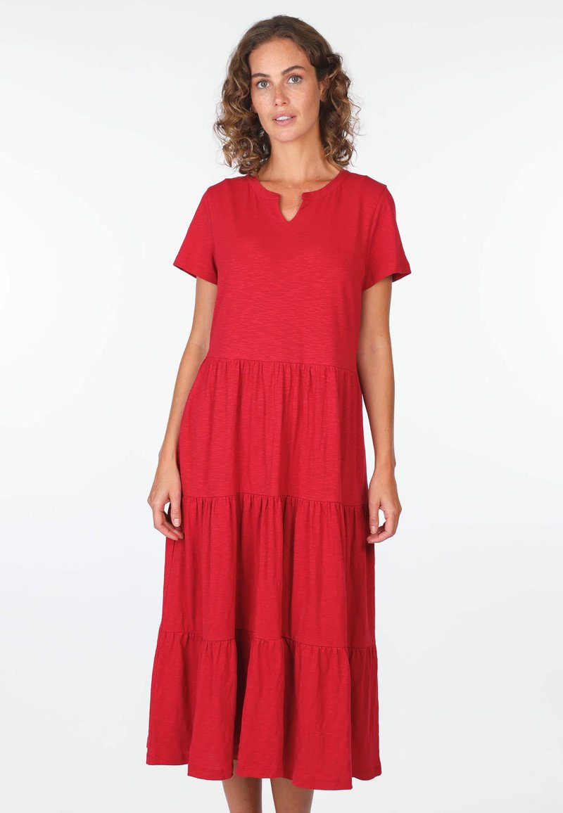 Rotes, gestuftes Midikleid mit kurzen Ärmeln und V-Ausschnitt. Hergestellt aus leichtem Stoff mit subtiler Textur. Besitzt geraffte Einsätze.