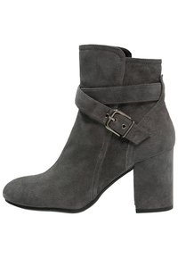 Graue Wildleder-Ankle Boots mit runder Zehenpartie, breitem Blockabsatz und einem verstellbaren Schnallenriemen, der den Schaft betont.