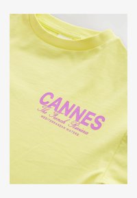 Non selezionato, yellow slogan