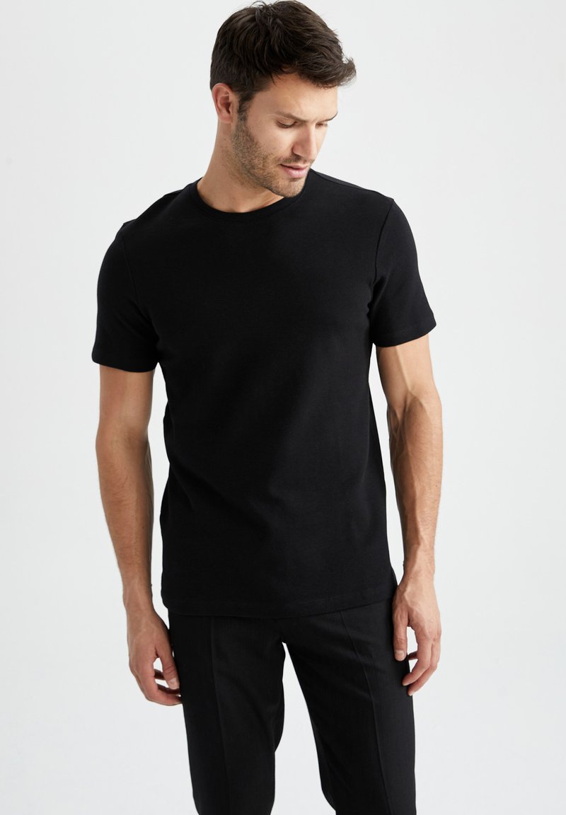 DeFacto MODERN FIT TShirt basic black/schwarz Zalando.at