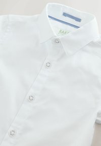 Weißes texturiertes Kurzarmhemd mit klassischem Kragen und markenprägten Knöpfen mit der Aufschrift "BAKER BY TED BAKER."