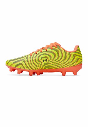 Chaussure de foot jaune vif et orange avec motif concentrique noir, lacets et crampons moulés sur la semelle extérieure, vue de profil.