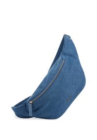 Džínová kabelka přes rameno s oblým designem, vybavená stříbrným zipem, jedním popruhem a minimalistickým logem na boku.