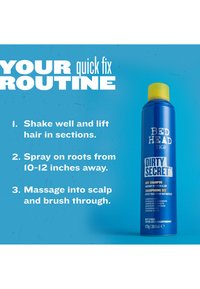 Blauw blik Bed Head Dirty Secret droogshampoo met snelle aanbrengstappen op een blauwe achtergrond.