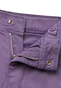 Fascia della vita dei pantaloni viola con cerniera argentata parzialmente aperta, bottone a pressione e una linguetta regolabile cucita in viola.