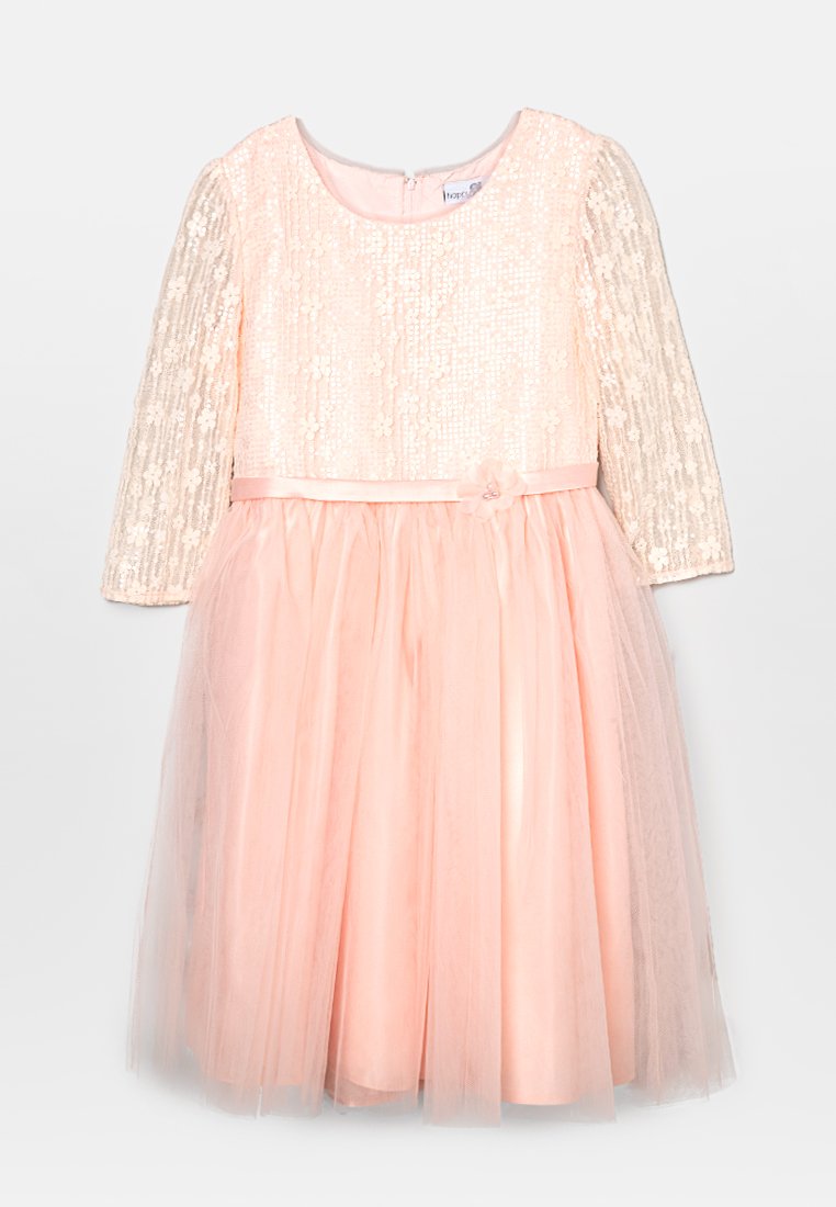 Robe à manches courtes avec un haut en sequins rose clair, jupe en tulle dans une teinte assortie, et une ceinture en ruban avec un accent de fleur.
