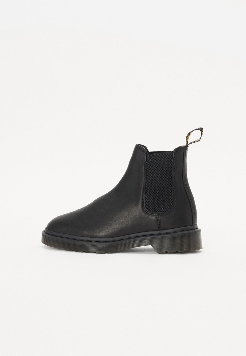 Zwarte leren Chelsea-boot met elastische zijpanelen, ronde neus en rubberen zool. Beschikt over een trekhaak aan de achterkant voor gemakkelijker aan- en uittrekken.