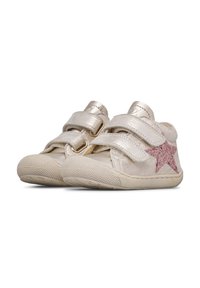 Zapatos metálicos dorados para niños pequeños con acentos de estrellas de purpurina rosa y dos correas de Velcro ajustables. Suela de goma texturizada para agarre.
