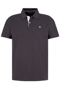 Polo gris foncé en coton, avec une patte de boutonnage blanche à deux boutons et un petit logo sur la poitrine gauche. Manches courtes, coupe classique.