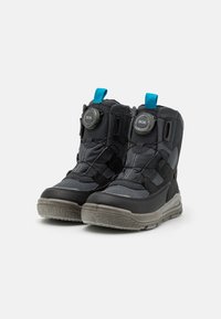 Zwarte en grijze boots van mesh stof, met rubberen zool en verstelbare BOA-sluiting. Voorzien van een blauwe lus en een gestructureerd detail op de zool.