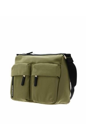 Sac bandoulière vert olive avec deux poches avant zippées, bandoulière noire réglable et design minimaliste.