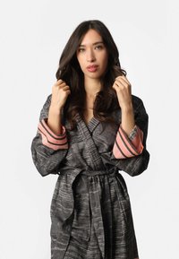 MAЯSIKØH Hommikumantel - black