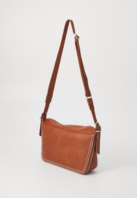 Borsa a spalla in pelle marrone con texture liscia, forma rettangolare, dettagli in cucitura bianca e tracolla regolabile.